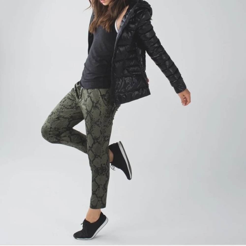 Lululemon jet set jet crop pants 8 green